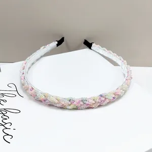 Detalle de diadema hecha a mano con cuentas de cristal en colores pastel