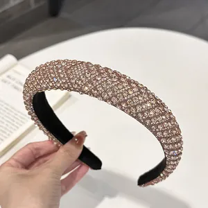 Detail eines luxuriösen, gepolsterten Haarreifens mit glitzerndem Champagner-Strass