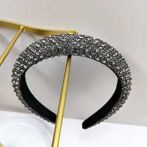 Detail eines luxuriösen Strass-Haarreifens mit Polsterung und weichem Samtfutter
