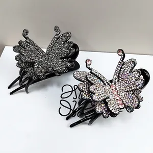 Dettaglio di fermagli per capelli a farfalla di lusso con cristalli grigi e iridescenti