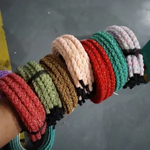 Detalle del conjunto de diademas tejidas con cuentas de colores y texturas vibrantes