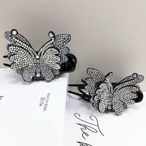 Vista macro di fermagli per capelli a farfalla di lusso con strass brillanti e base nera