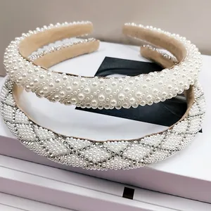Détails de serre-têtes élégants avec perles, strass et texture tissée de luxe