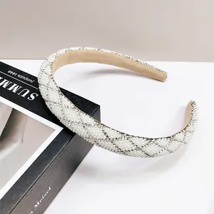 Serre-tête blanc élégant orné de perles et strass avec motif classique de losanges chic
