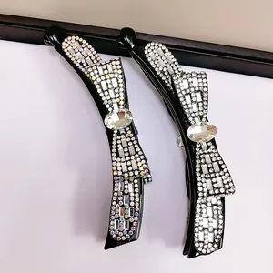 Elegante Haarklammern für Damen mit funkelnden Kristallen und Schleifendesign auf Schwarz