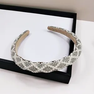 Détail d'un serre-tête avec perles blanches et strass en motif de losange élégant