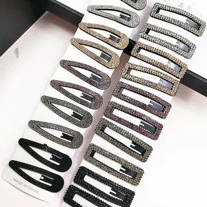 Set di fermagli per capelli con strass scintillanti in forme a goccia e rettangolo su carta
