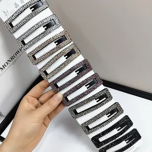 Set di 10 fermagli per capelli rettangolari con strass sfumati su scheda espositiva
