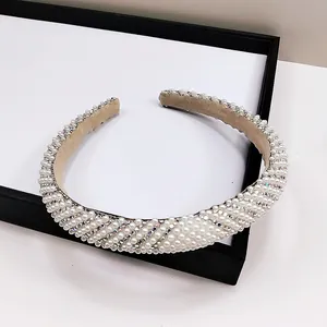 Gros plan du serre-tête en perles avec strass colorés et texture tissée élégante