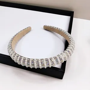 Détail du serre-tête de luxe avec perles blanches, strass colorés et doublure en velours