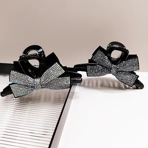 Détail macro de strass sur pince à cheveux nœud noir avec une finition élégante
