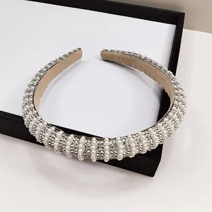 Vue détaillée du serre-tête avec perles, strass et doublure en daim beige