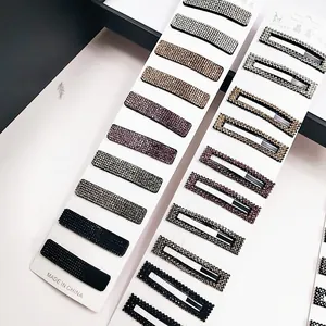 Funkelndes Strass-Haarklammern-Set in verschiedenen Farben auf Displaykarten