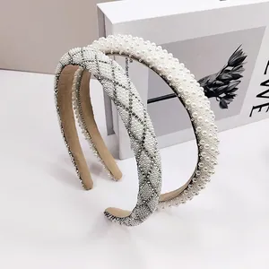 Détail de serre-têtes en perles et strass avec doublure en velours antidérapant