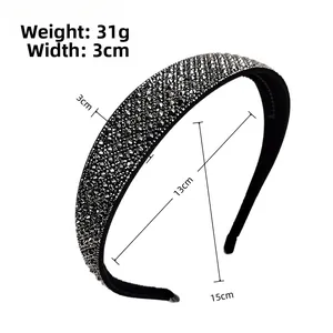 Detail eines 3 cm breiten Luxus-Strass-Haarreif mit einem Gewicht von 31 g und 13 cm Durchmesser