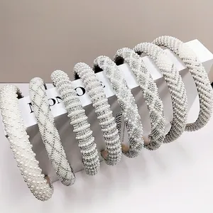 Détails de serre-têtes en perles et strass montrant divers motifs et textures élégants