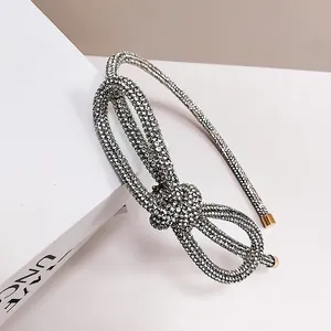 Diadema de strass plateado con lazo grande para peinados elegantes de fiesta y gala