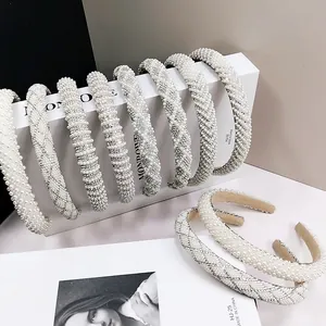 Vue détaillée de serre-têtes élégants en perles blanches et strass aux textures variées