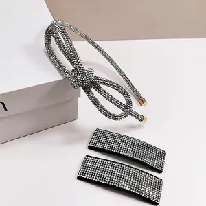 Detalle del conjunto de diadema con lazo de diamantes y pinzas de cristal brillantes