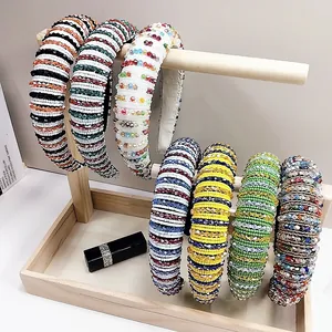 Vista detallada de diademas de cuentas de colores hechas a mano en un soporte