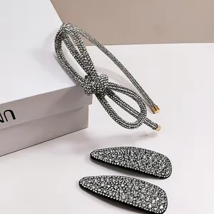 Detalle del set de diadema con lazo de strass y pinzas BB con acabado de cristal brillante