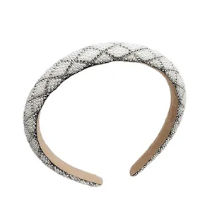 Serre-tête élégant orné de perles blanches et strass avec motif matelassé chic