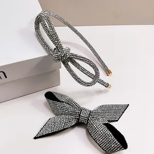 Detalle de diadema con lazo plateado y juego de pinzas para el cabello con diamantes