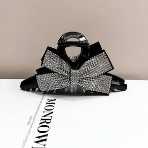 Détail macro d'une pince à cheveux élégante en forme de nœud avec strass argentés