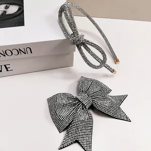 Detalle del conjunto de pasador y diadema con lazo de diamantes de imitación en un libro