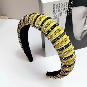 Detalle de diadema ancha de cuentas amarillas y azules con tejido de cristal barroco