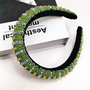 Diadema barroca acolchada con cuentas verdes y amarillas con trabajo manual detallado