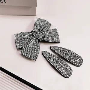 Detalle del set de horquillas de lazo y gotas plateadas con brillantes micro diamantes