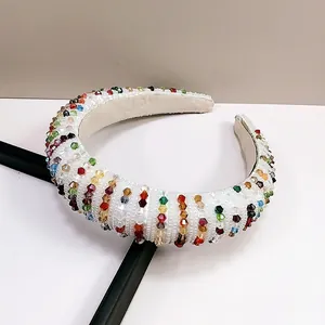 Detalle de diadema de esponja hecha a mano con cuentas y cristales de colores vivos