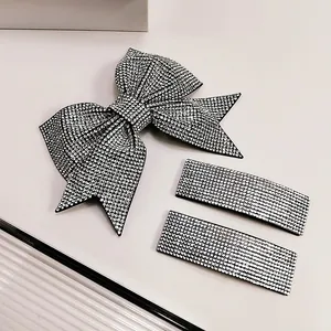 Vista de detalle del clip de resorte con lazo de diamantes y set de horquillas