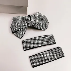 Detalle de set de pinzas para el pelo con lazo de strass plateado y cristales brillantes