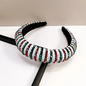 Detalle de diadema artesanal con cuentas de colores y cristales sobre tela negra