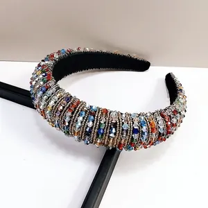 Detalle macro de diadema de cuentas coloridas con cristales tejidos a mano