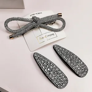 Set de 3 piezas con lazo de strass plateado y pinzas ovaladas en tarjeta blanca