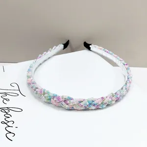 Detalle de diadema trenzada con cuentas de colores estilo macaron pastel