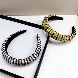 Detalle de diademas barrocas hechas a mano con cuentas de colores y acolchado