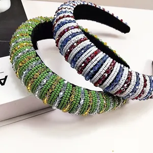Primer plano de diademas barrocas hechas a mano con cuentas de colores y esponja