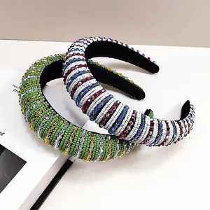 Primer plano de diademas de cuentas hechas a mano con diseños verdes y tricolores