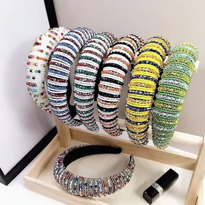 Detalle de diademas de cuentas coloridas hechas a mano con base de esponja gruesa y patrones