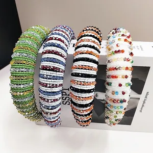 Detalle de cuatro diademas barrocas de perlas hechas a mano con esponja de colores
