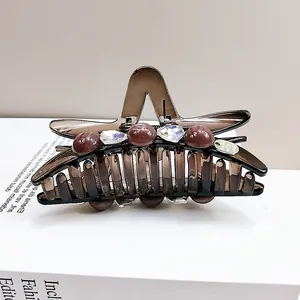 Dettaglio molletta per capelli marrone scuro con perline e cristalli sfaccettati
