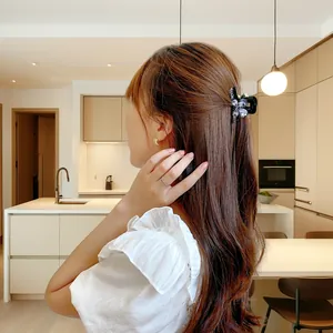 Pince à cheveux papillon en cristal violet élégante sur cheveux bruns pour un look chic