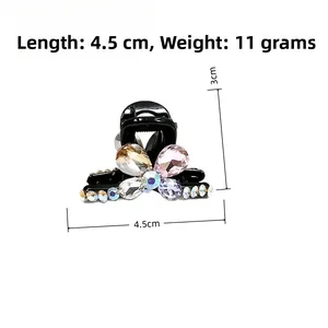 Vue détaillée de la pince à cheveux papillon en cristal, dimensions 4,5 cm et poids de 11 g