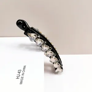 Macro detail of heart-shaped K9 crystal banana clip showing glossy finish and craftsmanship