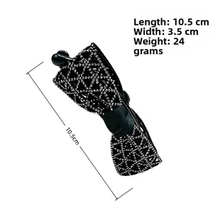 Détail de la pince banane nœud en cristal avec dimensions 10,5 x 3,5 cm sur fond blanc