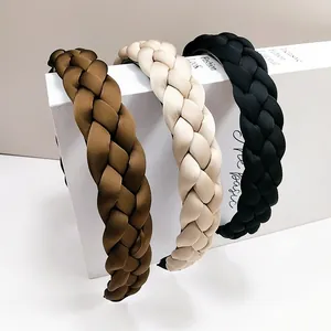 Serre-têtes tressés en satin couleurs café, crème et noir sur accessoires minimalistes